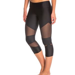 Onzie Mesh Cutout Capri Leggings M/L